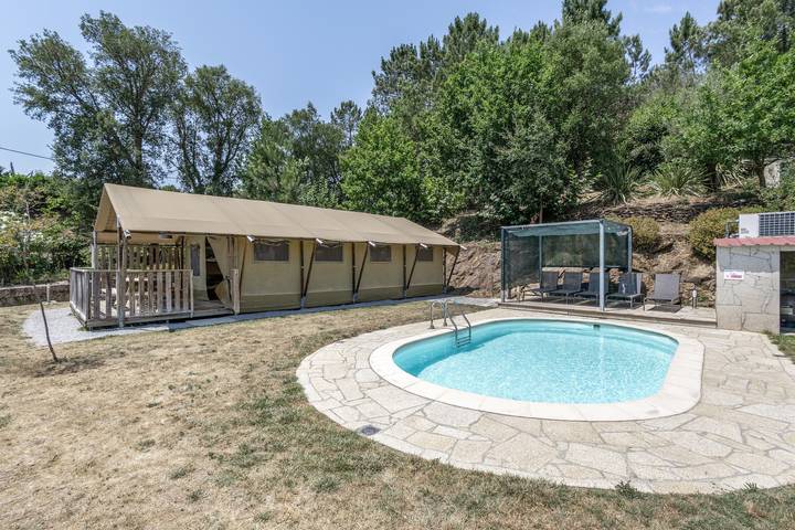 “Pepino Glamping” Tent with Mountain View, Private Pool & Wi-Fi in Arco de Baúlhe, Arco de Baúlhe e Vila Nune