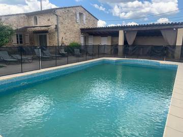 Location de vacances pour 10 personnes, avec jardin ainsi que jacuzzi et piscine, animaux acceptés à Cavillargues