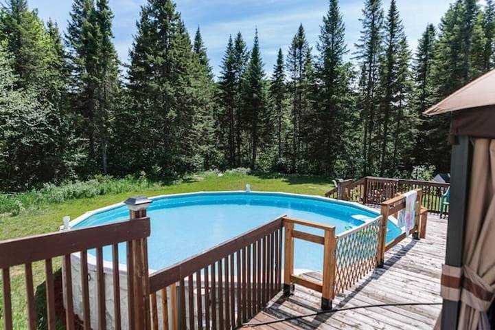 Gîte pour 10 personnes, avec jacuzzi ainsi que jardin et terrasse dans Saint Donat De Montcalm