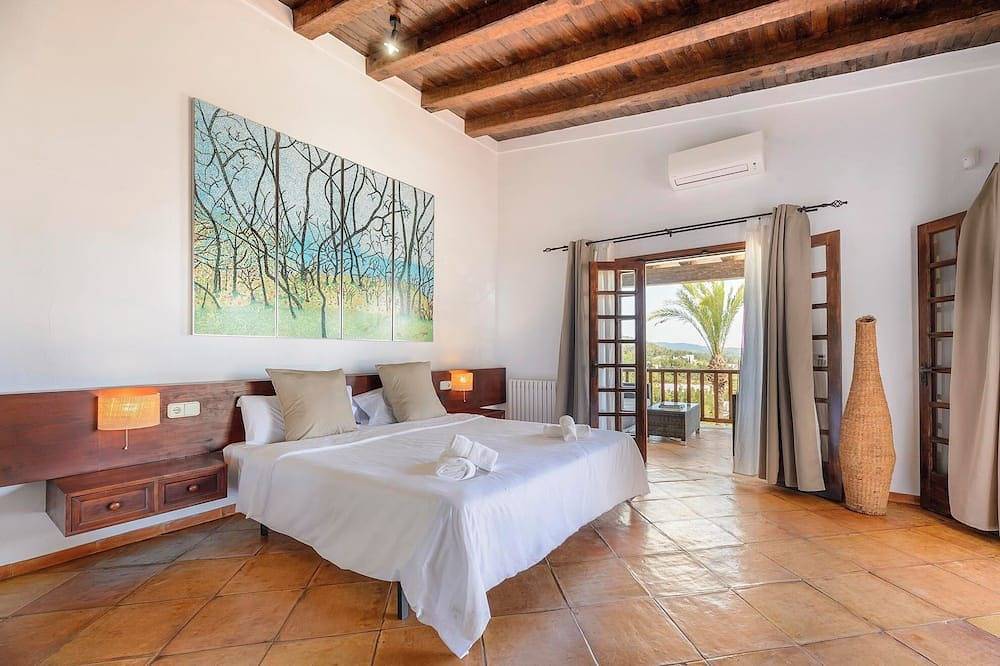 Enjoy Ibiza with the family: country house with soul and local essence. in Sa Rota d'en Pere Cardona, Santa Eularia des Riu