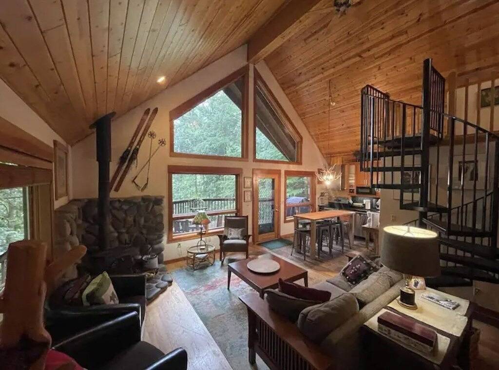 Chalet w/ River Access, Hot Tub, Game Room, Deck in Welches, Mount Hood