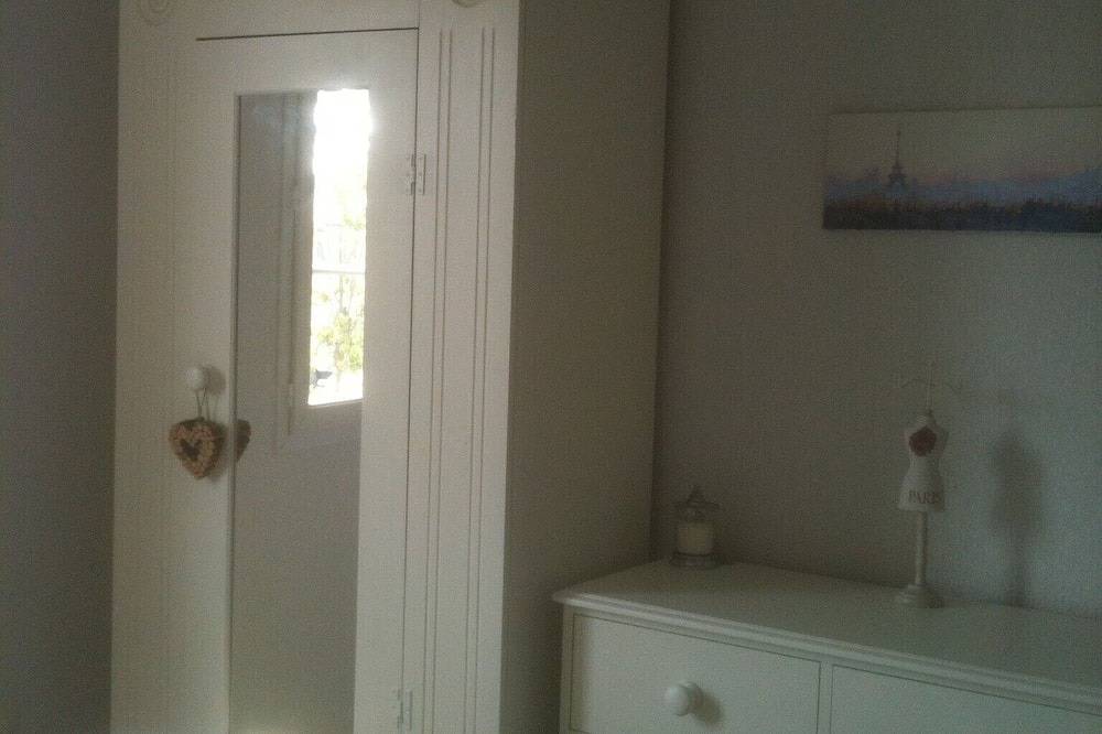 3 Bedroom Provençal House, 15 mins from St Tropez, Private pool, Sleeps 6 in La Môle, Draguignan region