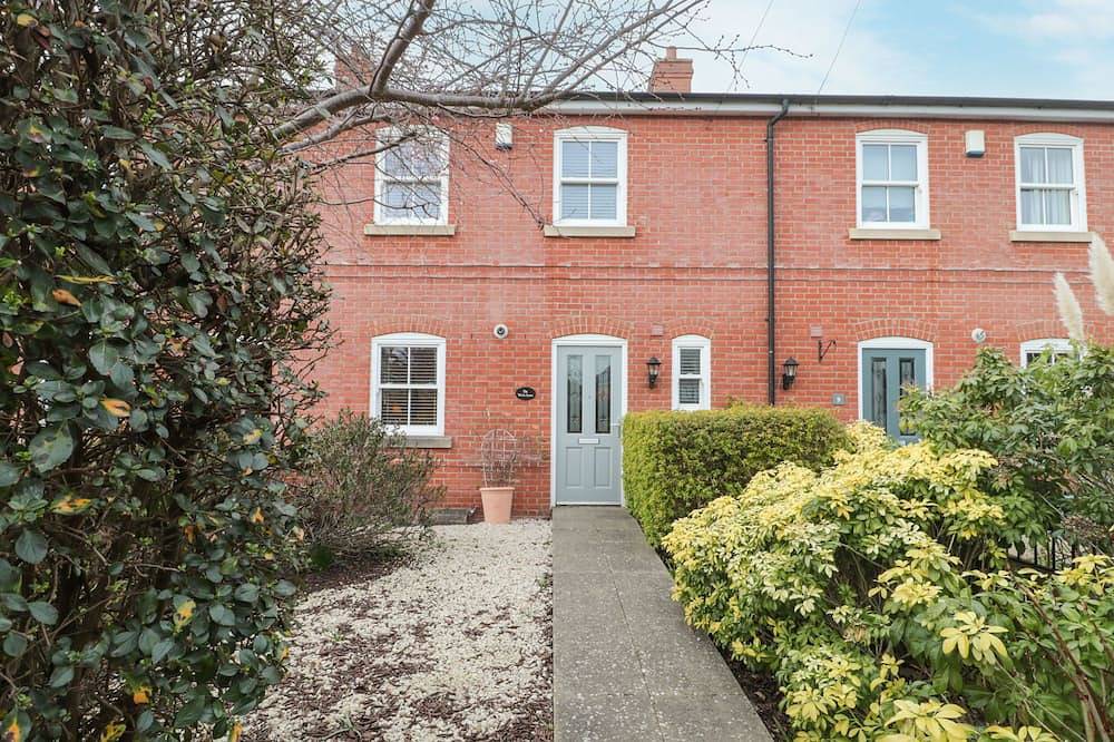 9A Wick Lane, family friendly, with a garden in Christchurch in Christchurch, Dorset