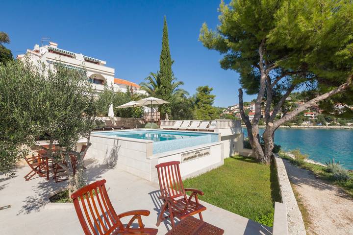 Villa pour 17 personnes, avec piscine et jardin à Okrug Gornji