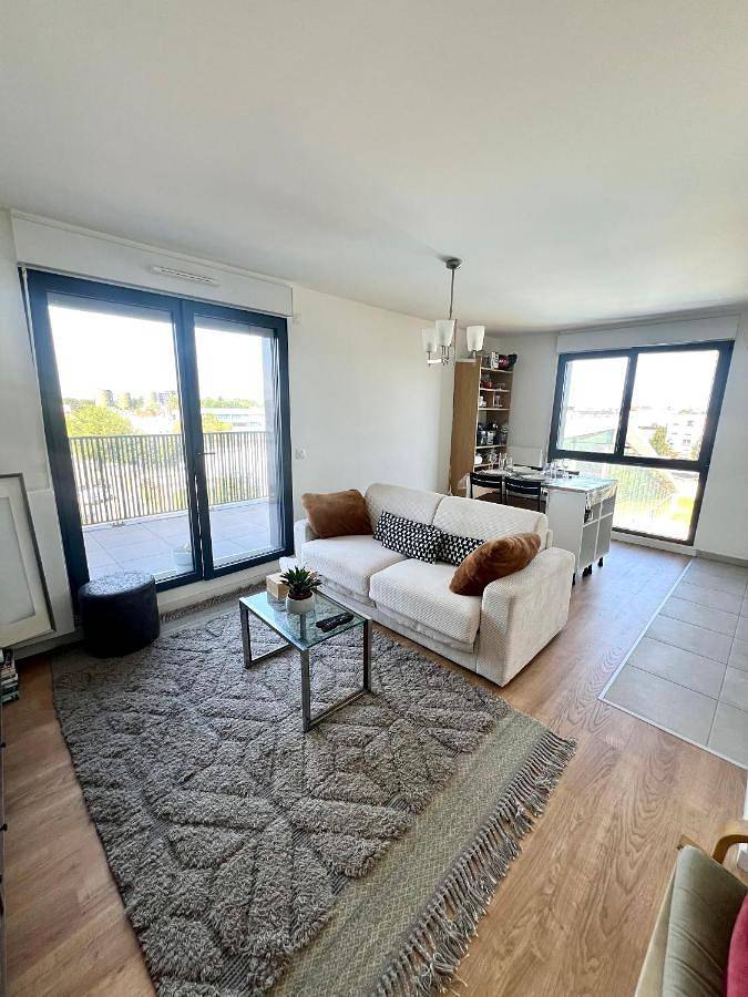 Appartement entier, Chez Bibi - T3 Moderne avec terrasse, parking et accès rapide à Paris in Bobigny, Seine-Saint-Denis