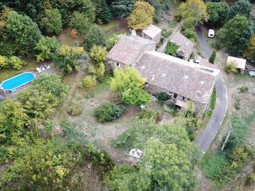 Gîte pour 10 personnes, avec piscine ainsi que terrasse et vue, animaux acceptés à Bozas