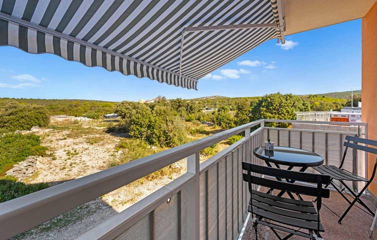 Apartamento vacacional entero, Encantador apartamento con terraza, WiFi y acceso a la playa a 2 km. in Rogoznica, Condado de Šibenik-Knin