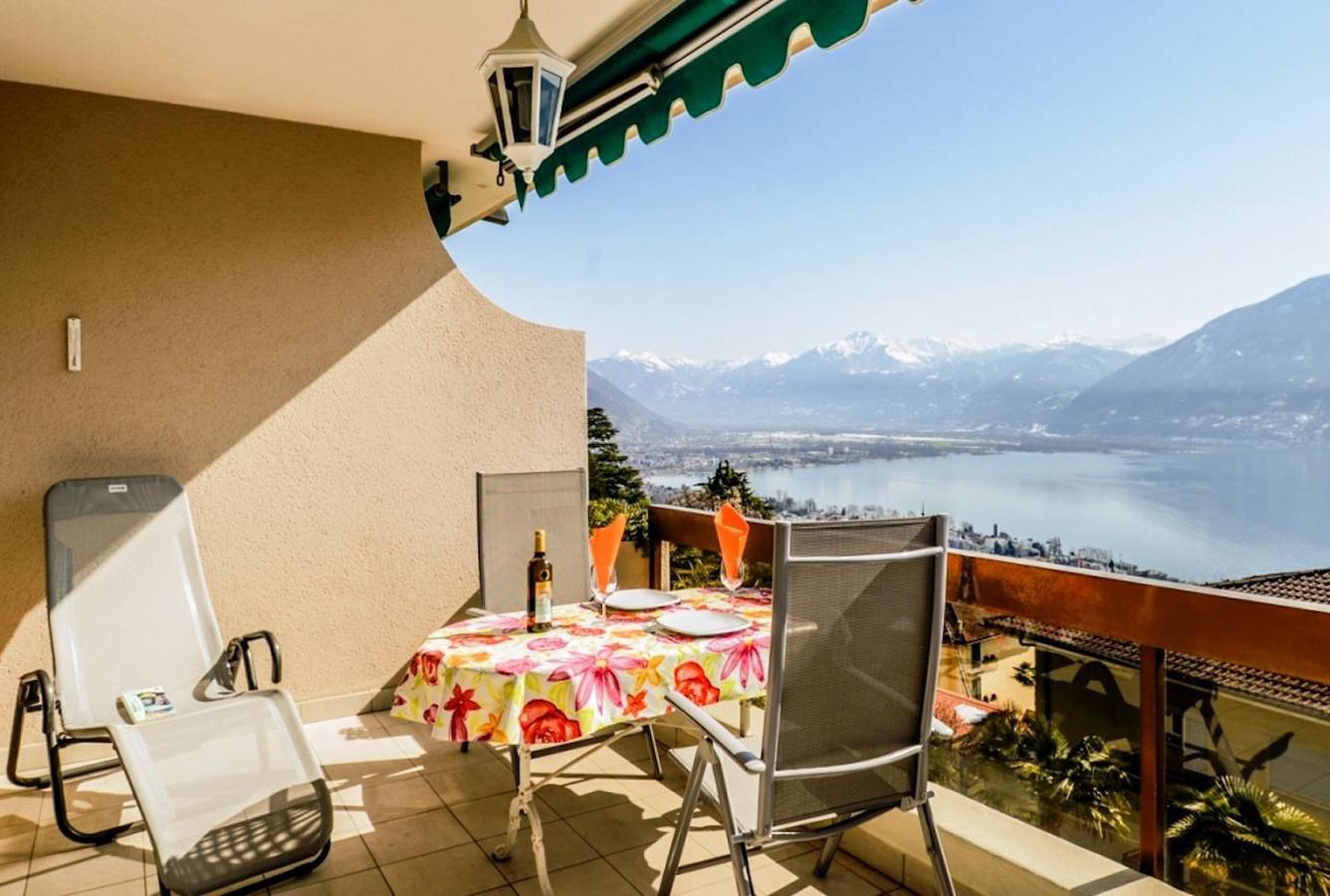 Ganze Wohnung, Schlichte Ferienwohnung im 2. Stock für 1-3 Personen. in Orselina, Tessiner Alpen