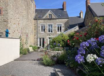 Gîte pour 8 personnes, avec terrasse et jardin à Genêts