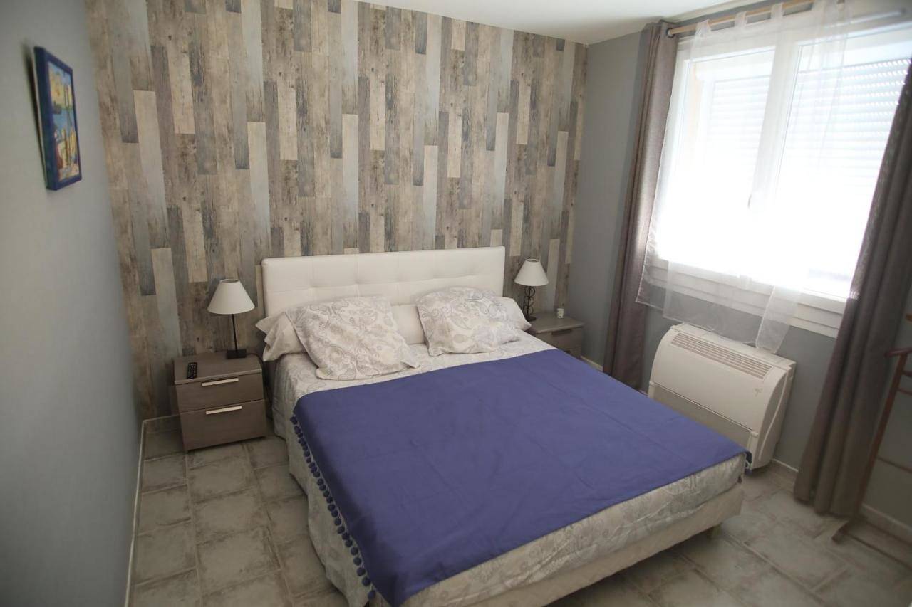 Double Room with Private External Bathroom in Roquevaire, Côte méditerranéenne (France)