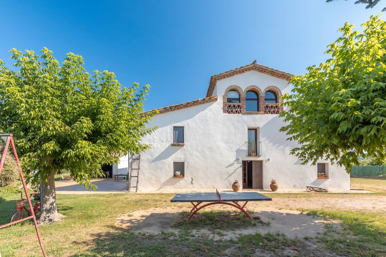 Geheel appartement, Appartement 'Simon' met uitzicht op de bergen, privézwembad en Wi-Fi in Vilobí d'Onyar, Girona Provincie