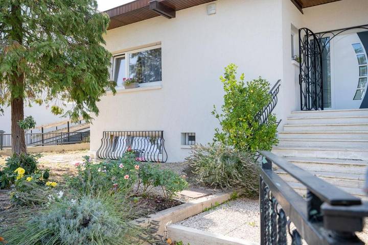 Gîte pour 5 personnes, avec vue ainsi que piscine et jardin dans Cheminot