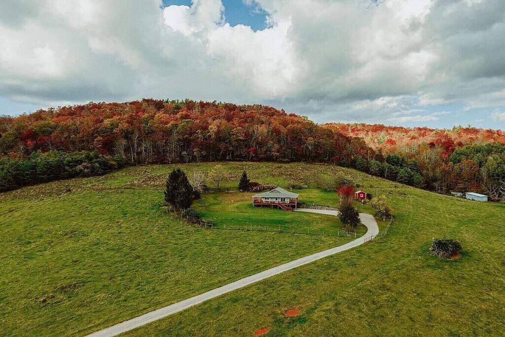 Neubau! Veranda n 'Weide Farm von Buffalo Mountain Getaway in Blue Ridge Parkway, Meadows of Dan