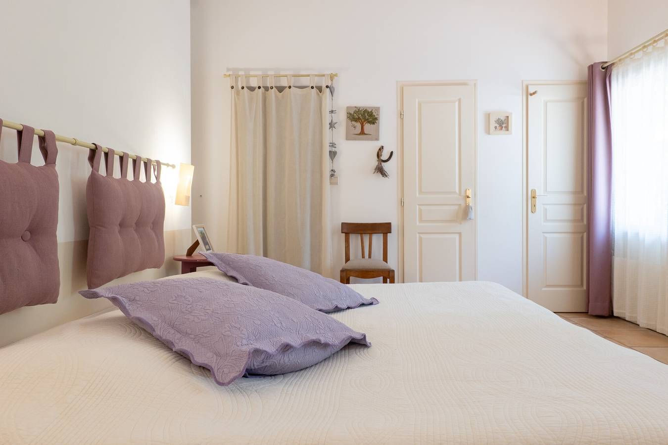 Bed & Breakfast „Le Mas Du Loup – Chambre Provence“ mit Bergblick, Gemeinschaftsterrasse und Wlan in Moustiers-Sainte-Marie, Regionaler Naturpark Verdon