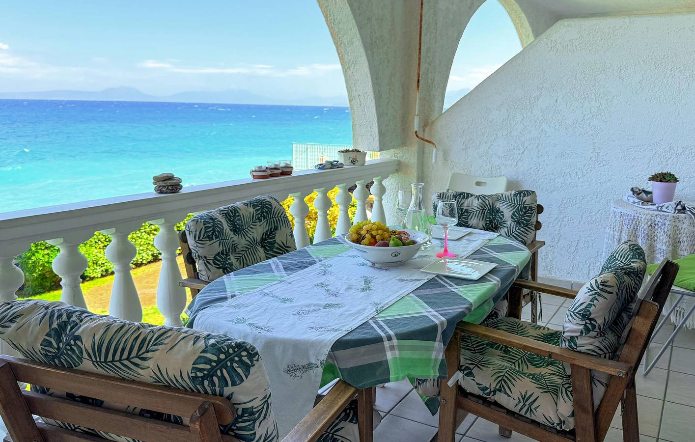 Ganze Ferienwohnung, Apartment am Meer mit atemberaubender Aussicht - 100m zum Strand, 1km zum Stadtzentrum in Korinthia