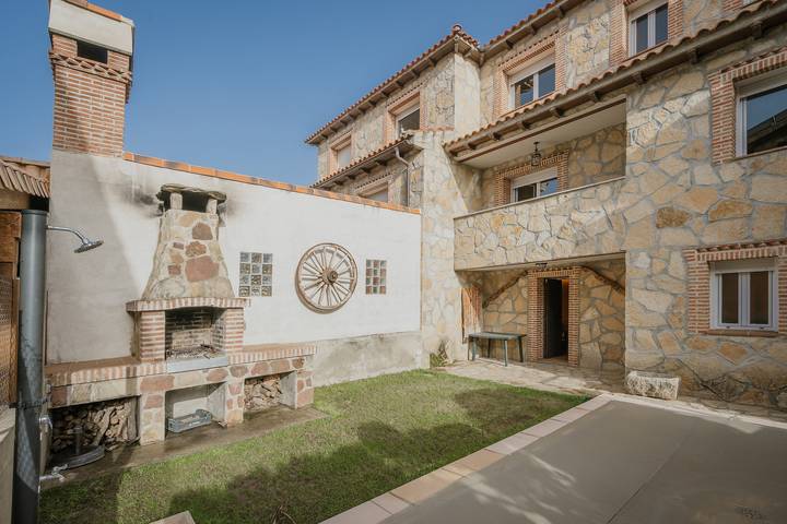 Casa rural para 8 personas, con Balcón y Jardín en Navaluenga
