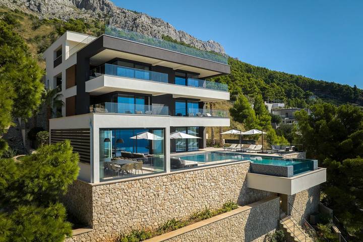 Ferienhaus für 20 Personen, mit Terrasse und Whirlpool sowie Sauna und Garten in Mimice