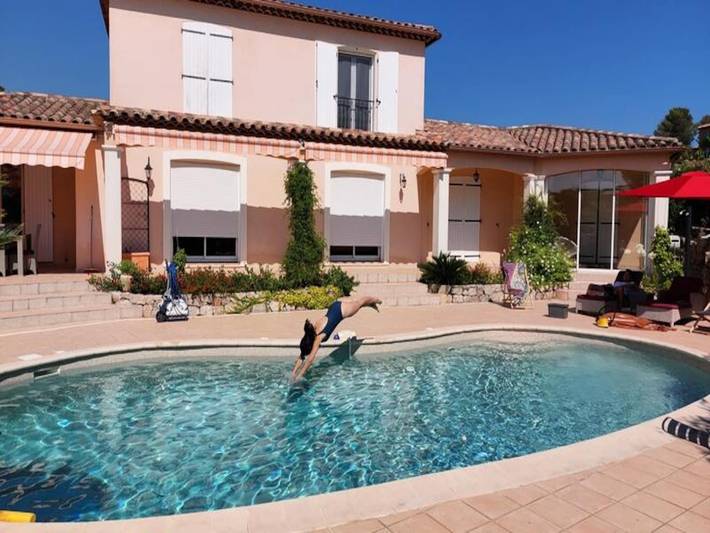 Gîte pour 8 personnes, avec piscine ainsi que terrasse et jardin, adapté aux familles dans Golf et Tennis Club de Valescure - 2