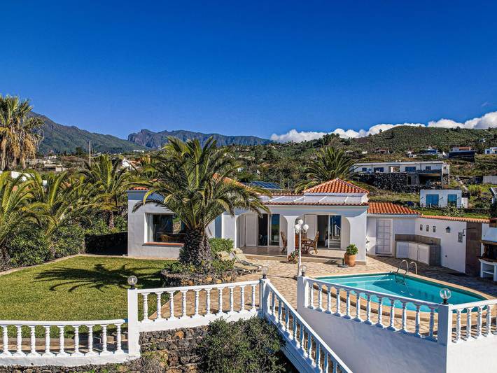 Ferienhaus für 4 Personen, mit Terrasse und Garten sowie Pool