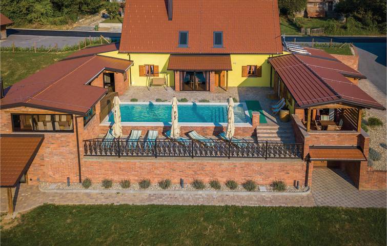 Vakantiehuis voor 13 personen, with sauna and zwembad as well as uitzicht and terras - 1