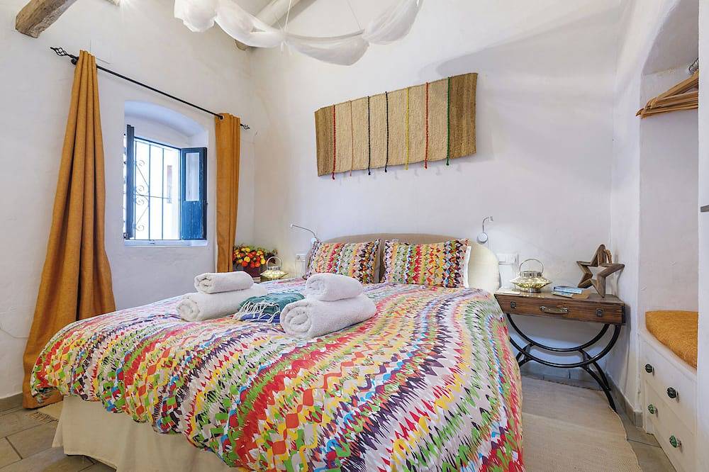 Quirky spacious village house with plunge pool and outdoor cinema in Sanlúcar de Guadiana, Huelva Province