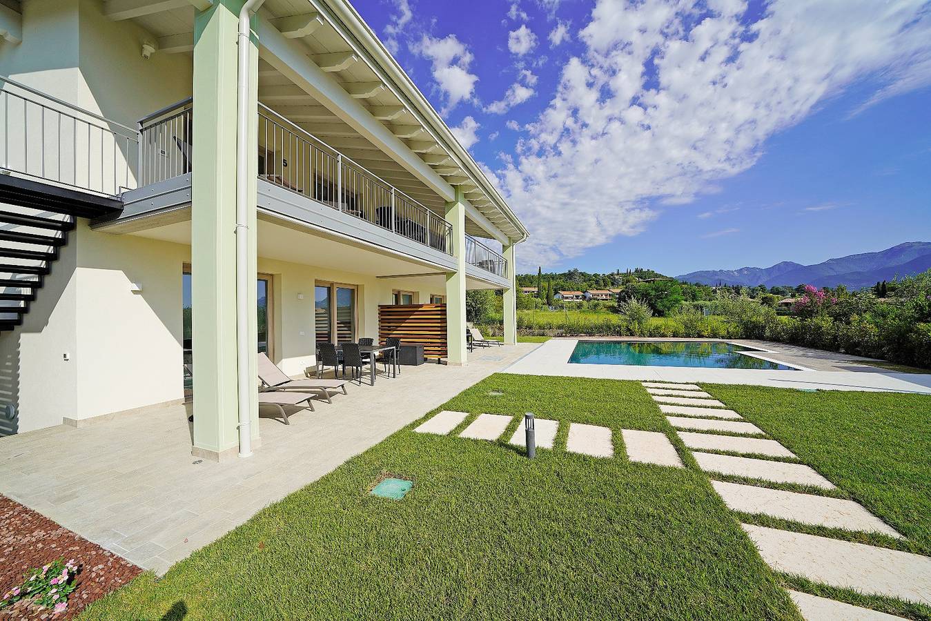 Gardaliva - Red duplex 2 by Garda Fewo in Manerba del Garda, Gardasee-Berge