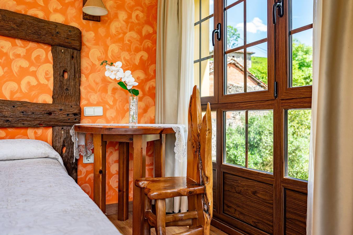 Room 'El Avellano' with Shared Pool, Garden and Wi-Fi in Gamonedo, Cangas de Onís