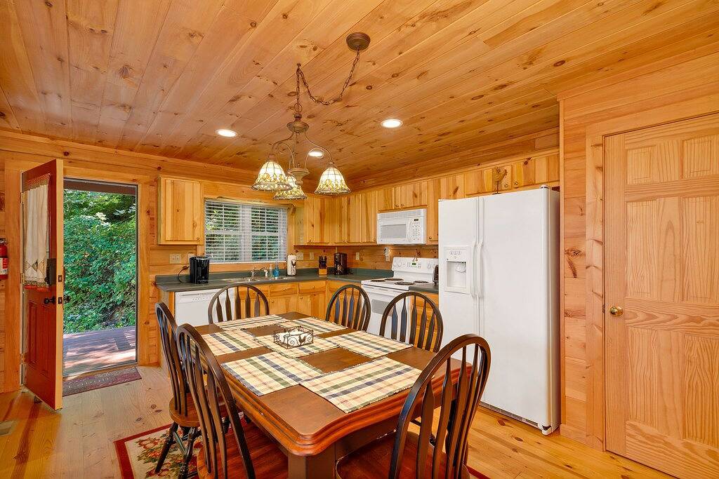 Long Mtn. Views - Covered Porch - Rockers - Fire Pit - Gated - Clean - 5 Stars! in Cataloochee Valley