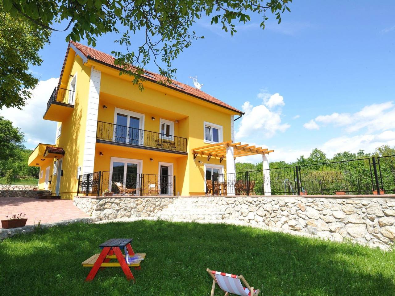 Alleinstehendes Ferienhaus mit Swimmingpool in Makarska Riviera