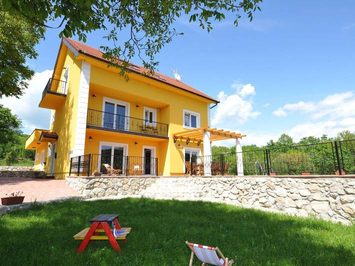 Alleinstehendes Ferienhaus mit Swimmingpool in Makarska Riviera