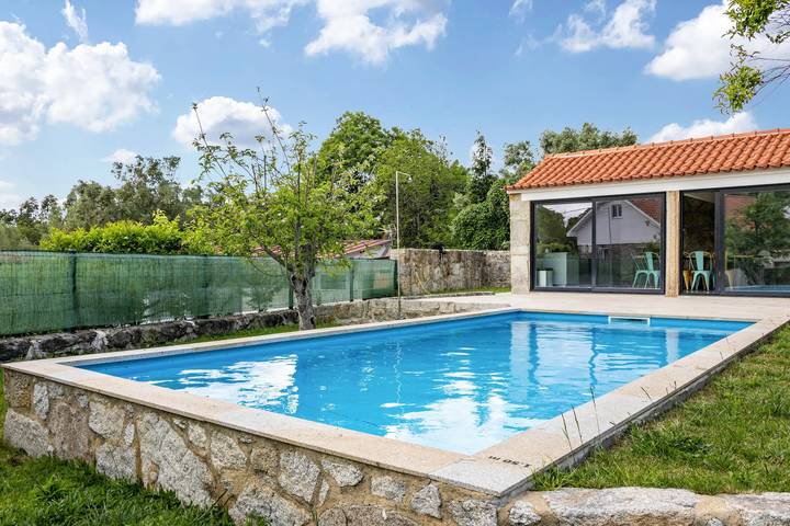 Apartamento entero, Apartamento vacacional 'Casa do Mestre T2' con vistas a la montaña, piscina y Wi-Fi in Vila de Punhe, Distrito de Viana do Castelo