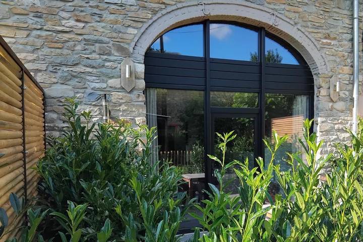 Location de vacances pour 2 personnes, avec terrasse ainsi que vue et jardin dans Provèdroux