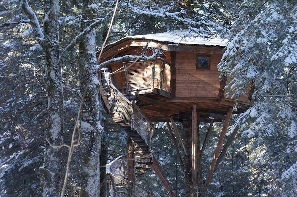 Cabane Méïzou des Puys-Cabaña de madera-Familiar-Baño privado-Vista al bosque in La Tour-d'Auvergne, Parque Natural Regional Volcans d'Auvergne