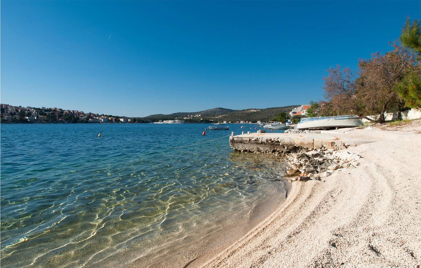 Apartamento vacacional entero, Apartamento con vistas al mar, terraza, cocina y Wi-Fi, a 1 km de la playa. in Razanj, Condado de Šibenik-Knin