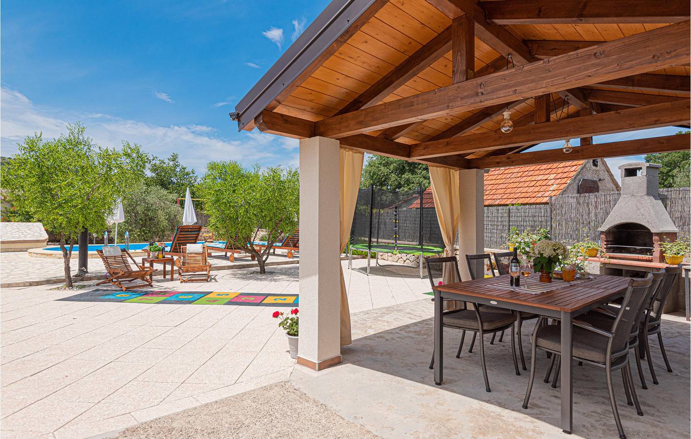Geräumige 2-Zimmer-Wohnung mit Pool, Terrasse und voll ausgestatteter Küche in Sibenik, Šibenik-Knin