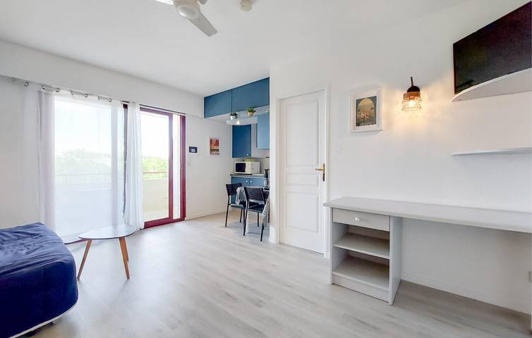 Entire holiday apartment, Cozy Apartment 500m from Beach with Pool & Parking in La Rochelle, La Rochelle region