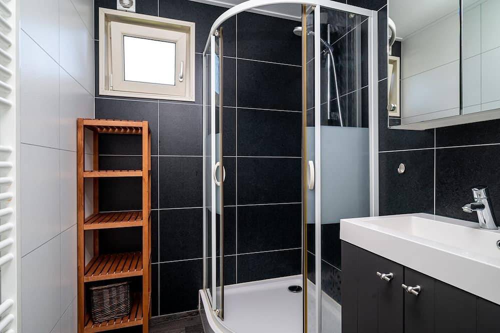 Übernachten Sie in unserem gemütlichen Luxus-Chalet Meine 4, das über einen privaten Steg und eine Sauna verfügt. in Akkrum, Friesland