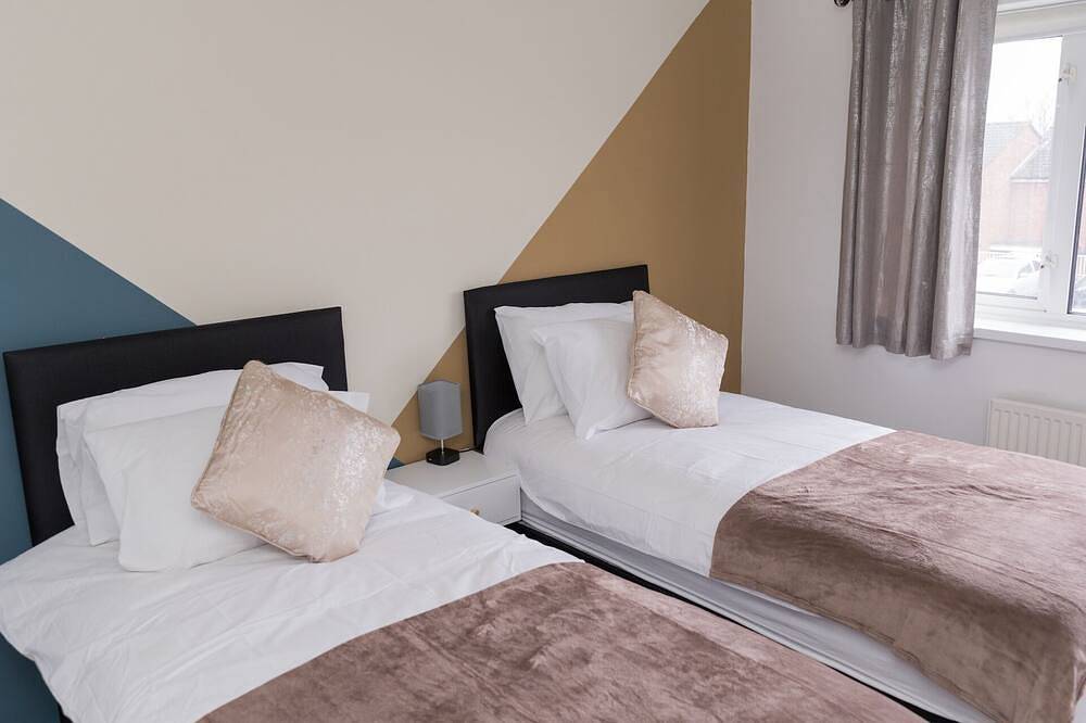 Perfect for Contractors & Families + Free Parking! in Stafford, Staffordshire