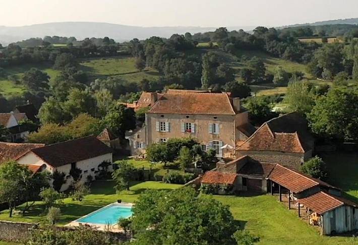 Location de vacances pour 5 personnes, avec vue ainsi que piscine et jardin à Saint-Ythaire