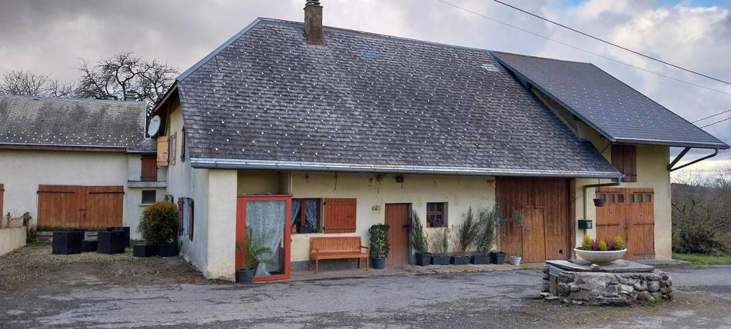 Gîte pour 4 personnes, avec terrasse et vue dans Arbusigny