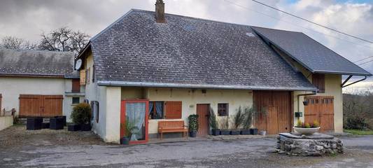 Gîte pour 4 personnes, avec terrasse et vue dans Arbusigny