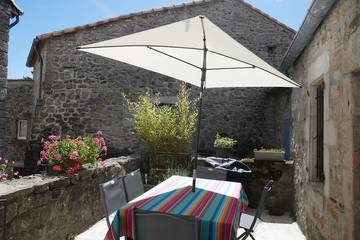 Gîte pour 4 personnes, avec terrasse à Chassiers