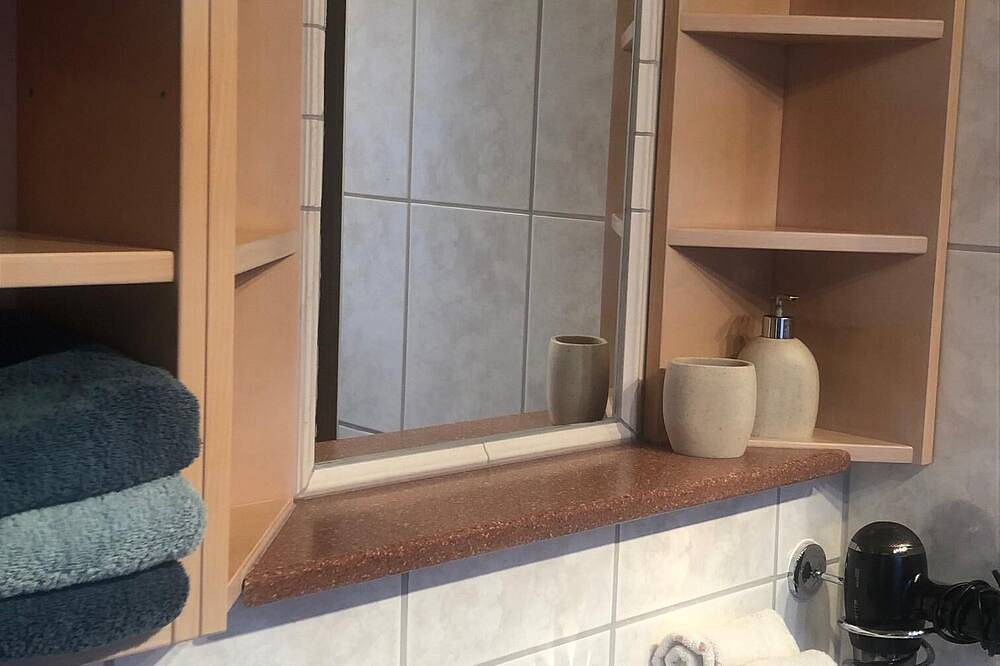 Ganze Wohnung, Ferienwohnung Nr. 1 Jagastüberl - 4 Personen 44 qm, 1 Schlafzimmer,  Wlan in Staudach-Egerndach, Chiemsee
