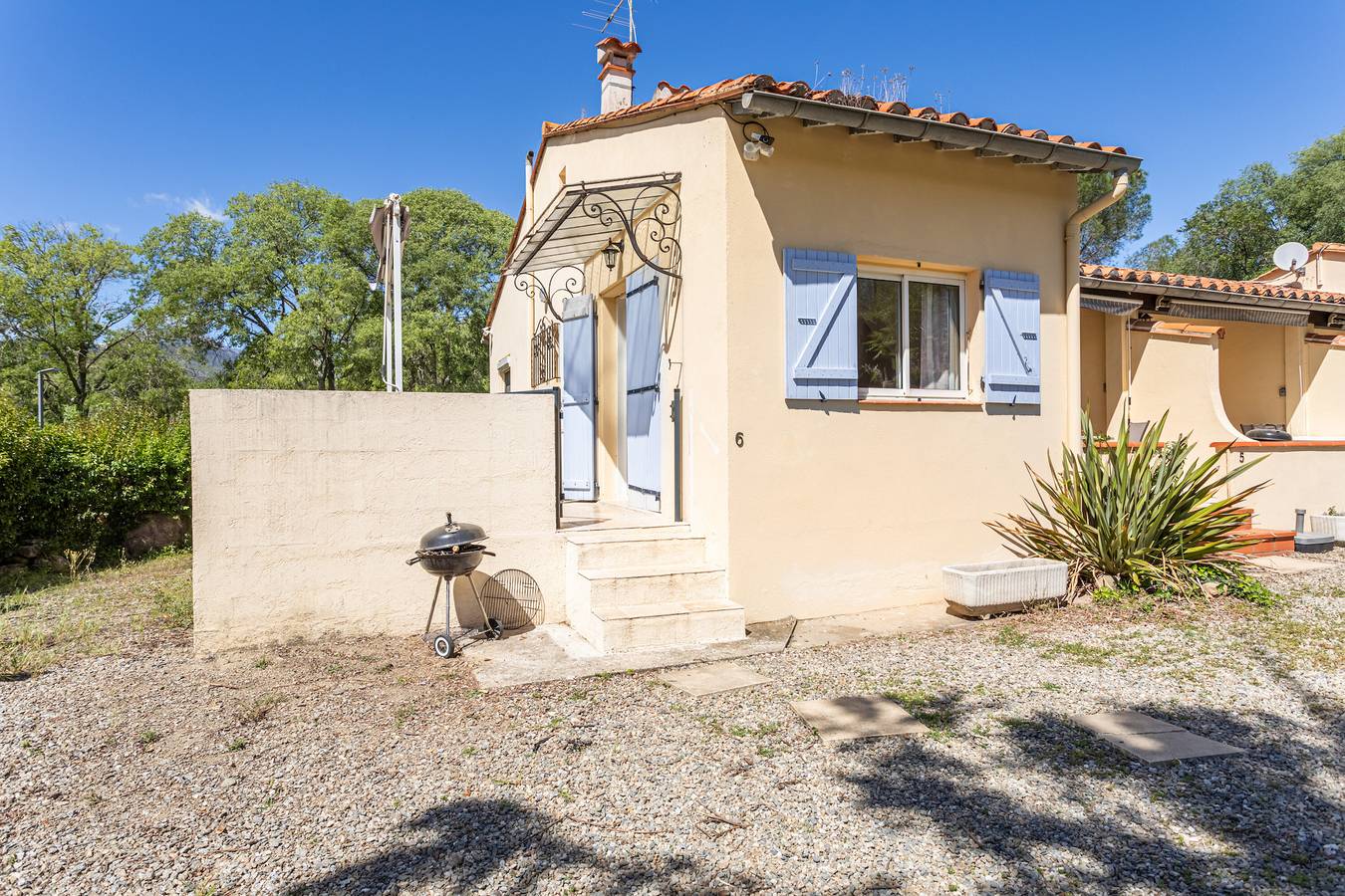 Casa de vacaciones 'Gite 6 Entre 4 Et 6 Personnes' con vistas a la montaña in Reynès, Región Céret