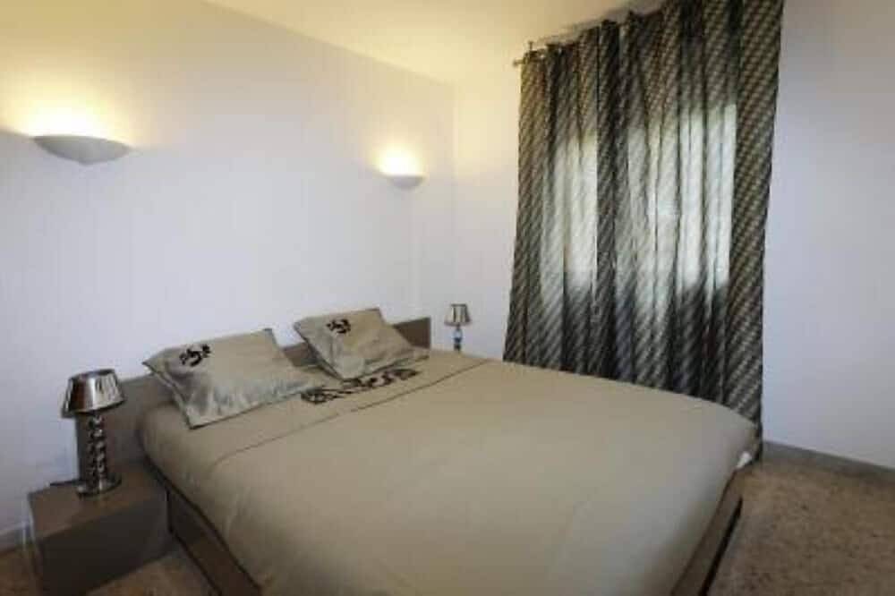 Luxe villa met zwembad met uitzicht op het Diana-meer in Aléria, Corte en omgeving