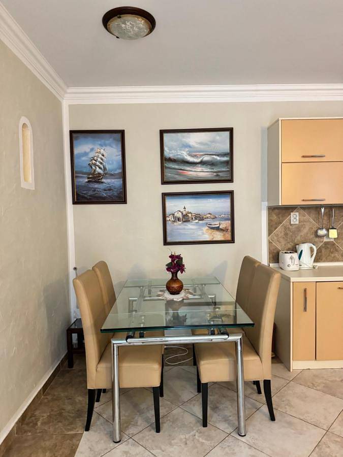 Gîte pour 5 personnes, avec jardin et vue, animaux acceptés dans Risan - 4