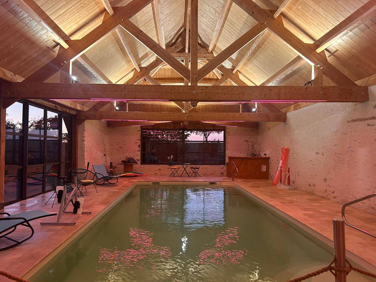 Maison De Vacances Avec Piscine Interieure - Le Grand Champagne in Saint-Victeur, Sarthe
