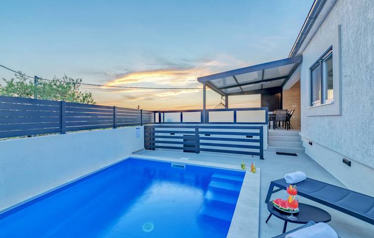 Ferienhaus für 6 Personen, mit Terrasse und Pool - 1