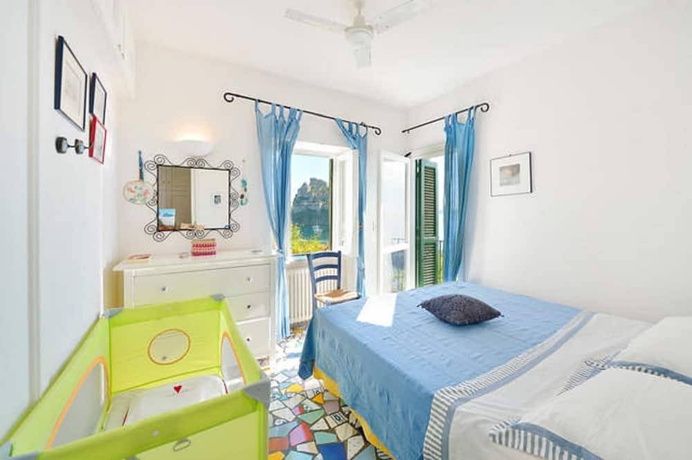 Cottage by the Sea in Cartaromana Bay, with a View of Aragonses Castle in Spiaggia di Cartaromana, Ischia City