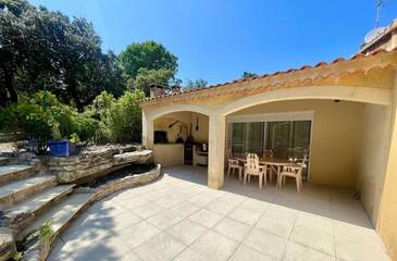 Gîte pour 2 personnes, avec terrasse et jardin ainsi que vue et piscine à Réauville
